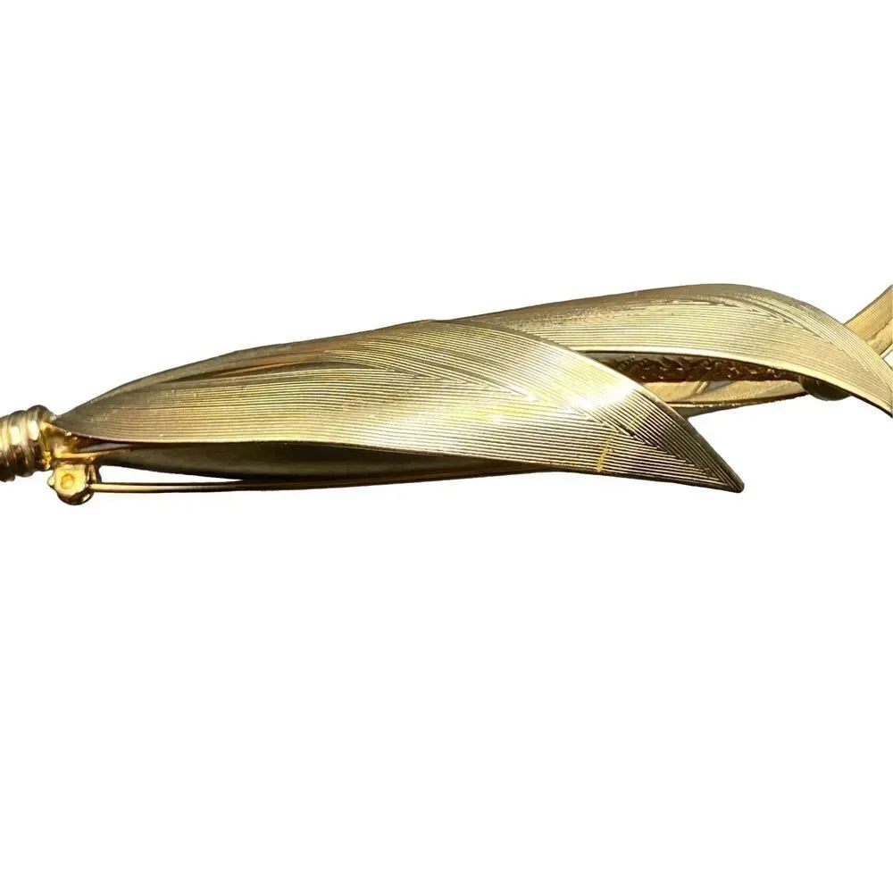 Vintage large flower pin in gold tone detailed stem brooch